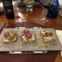 Crostoni autunnali, tartufo, cicerchia e cipolla rossa, brie di mandorla, pere et noci  at Vis à Vis cucina&eventi in Orvieto