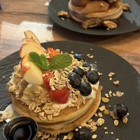 Breakfast Overload pancakes (€9,50)🍓🍌🫐  at Mr NonNo - Center in Rotterdam