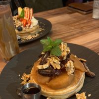 Pancakes with dates, walnuts, cinnamon stewed apples and maple syrup (€12,00) and an iced caramel latte with oat milk (€5,60; €4,70 + €0,90 for oat, soy or almond milk…) at Mr NonNo - Center in Rotterdam