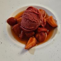 Morangos marinados + gelado vegan de frutos vermelhos at Afuego tapería in O Grove