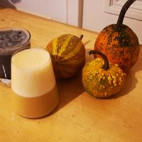 Pumpkin spice latte & Charcoal latte at Verv Kitchen in Bucharest