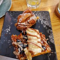 Beerentraum Waffel & Zimtschnecke at Snackwunder in Osnabrueck