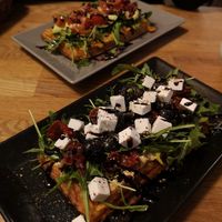 Süßkartoffelwaffeln griechische Art mit veganem Feta. Hinten mit Avocado und Tomate at Snackwunder in Osnabrueck