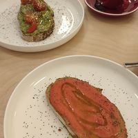 Tostaditas de aguacate y tomate con aceite de ajo y at Yum Baaar in Segovia