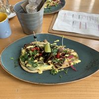 Vegan Jerk Mushroom (met sateprikker ter indicatie van vegan)  at Strandpaviljoen Twaalf in Den Hoorn