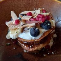 Banana pancakes, vegan (haverpannenkoeken, kokosyoghurt, banaan en meer) at Pura Vida Foodbar - West in West-terschelling