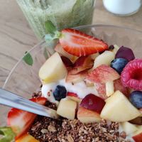 "Hulk" smoothie and vegan yoghurt, granola and fruit at Komplizen Café in Wernigerode