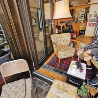 Small seating area at Gottfried's Feinkiosk im Leibnizhaus in Hannover