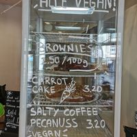 Fully vegan dessert cabinet at Gottfried's Feinkiosk im Leibnizhaus in Hannover