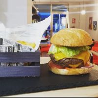 Muy rico , esta hamburguesa no es vegetariana pero la gente que conozco que come carne dicen que les encanta at Los Andes in Santa Pola