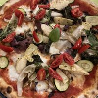 Reichhaltige vegetarische Pizza, die es auf Wunsch auch ohne Käse gibt    at Le 5 e 25 in Albenga