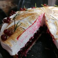 Brombeer-Rosmarin Baiser Tarte at Fräulein Brömse in Luebeck