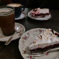 Brombeer Baiser & heißer Apfelsaft at Fräulein Brömse in Luebeck