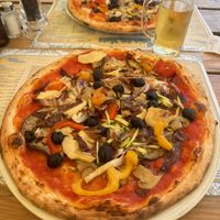 Vegane Pizza. Sie kommt ohne Käse. Wir haben Knoblauchöl dazu bestellt, dann ist sie super lecker.   at Baia del Vento in San Felice Del Benaco