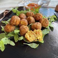 Polpettine di verdure, carote, piselli e patate at Acquolina in Arbatax