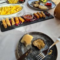 Vegetable rolls, fried vegetables, fries and bread at Acquolina in Arbatax