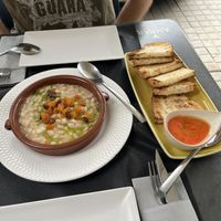 Fessolets con frutos secos y aceite de albahaca y pan con tomate  at Ordesa 88 in Ainsa