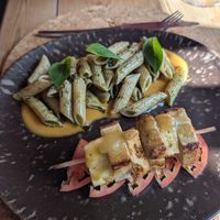 Penne de quinoa com pesto de manjericão e espetada de tofu com ananás at Cor de Tangerina in Guimaraes