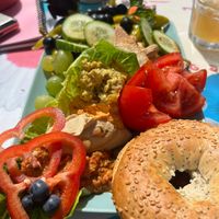 Veganes Frühstück mit Beagle und Humus  at Café Liebevoll in Fehmarn