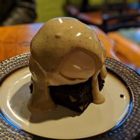 Brownie à la mode avec sauce caramel de champignon at Julia's Vegetarian Restaurant in Pacific Grove