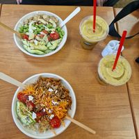 Bowls with BBQ-"chicken" and tofu at Malibu Nation in Basel