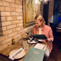 Atmospheric browsing of vegan options at Tabbouli - Södermalm in Stockholm