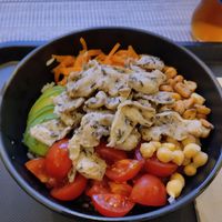 Poke con sojalitas, cherrys, millo frito, cenoura, garavanzos e aguacate cunha base de arroz at KOA Poke in Ourense