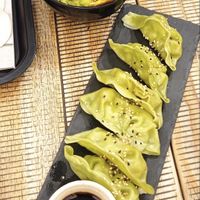 Gyozas vegetales y nachos con guacamole   at KOA Poke in Ourense