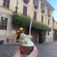 Lemon Kiwi mit der Eisdiele im Hintergrund...  at La Casa del Dolce in Salo