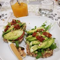 Broodje avocado humus at Boerderij uniek leven in Almere