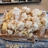 Apple Crumble Waffel at Brot & Stühle in Ulm