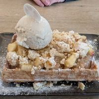 Apple Crumble Waffel mit Vanilleeis at Brot & Stühle in Ulm