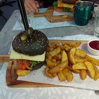 Falafelburger, potato wedges with beetroot sauce at Nektar Lounge in Santorini