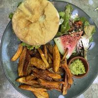 Burger vegan et ses frites maison   at Le Cachotier in Carcassonne