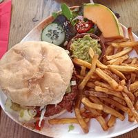 Hamburguesa vegana muy completa. at Le Cachotier in Carcassonne