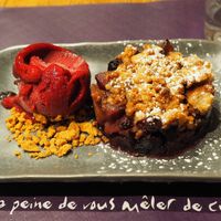 Apple blueberry crumble at Le Cachotier in Carcassonne
