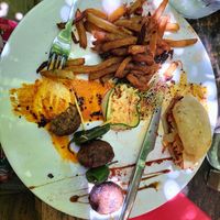 Une brochette végan et un demi-burger at Le Cachotier in Carcassonne