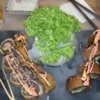 🥭 🥑 🫑 tempura roll on the left. Inari roll on the right ❤️  at Udum in Cologne