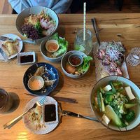 Viet Limo
Vietnamesischer Kaffee
Gyoza
Frühlingsrollen
Soy on the run
Pho groß
Buddha Bowl
Tuna roll  at Udum in Cologne