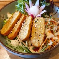 Tempeh quinoa bowl at Udum in Cologne