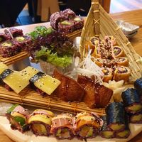 Mit Trockeneis auf Rotationsbrett serviert! at Udum in Cologne