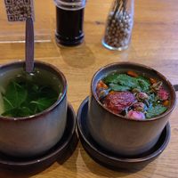 Ingwertee (links) und Rose-Jujubetee (rechts) at Udum in Cologne