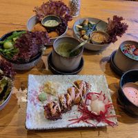 Diverse Tapas, zwei Tees und ein Sushi at Udum in Cologne
