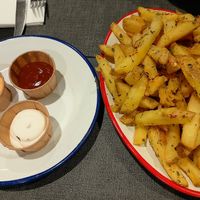 Patatas especiadas con salsas veganas at Baka Vieja in Bilbao