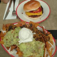 Nachos veganos y la única 🍔 vegana at Baka Vieja in Bilbao