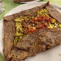 Galette Bretonne de calabacín a la plancha, tómate confitado, cebolla caramelizada, queso feta y vinagreta de frutos secos. La Galette tiene un sabor muy equilibrado que combina  at Granja el Melindro in Cardedeu