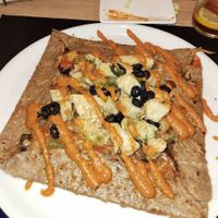 Galette de alcachofas rebozadas, pisto y olivas negras. at Granja el Melindro in Cardedeu