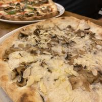 Funghetta. White pizza with mushroom and slivered almonds. Made with housemade mozzarella 🥰 at A GoGò Pizzabar in Mallorca