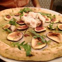 Higos frescos y burrata vegana. Pizza de agosto at A GoGò Pizzabar in Mallorca