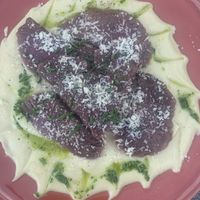 Rote-Beete-Ravioli mit Pastinakencreme   at Tiny Soul Cafe & Deli in Kochel Am See